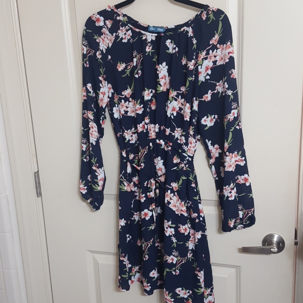 Floral Long Sleeve Peep Hole Dress w Pockets.